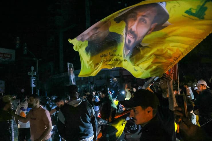 תומכי חיזבאללה חוגגים את הפסקת האש עם ישראל בלבנון