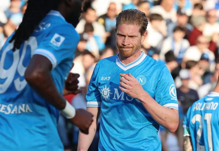 שחקן נאפולי קווין דה בריינה