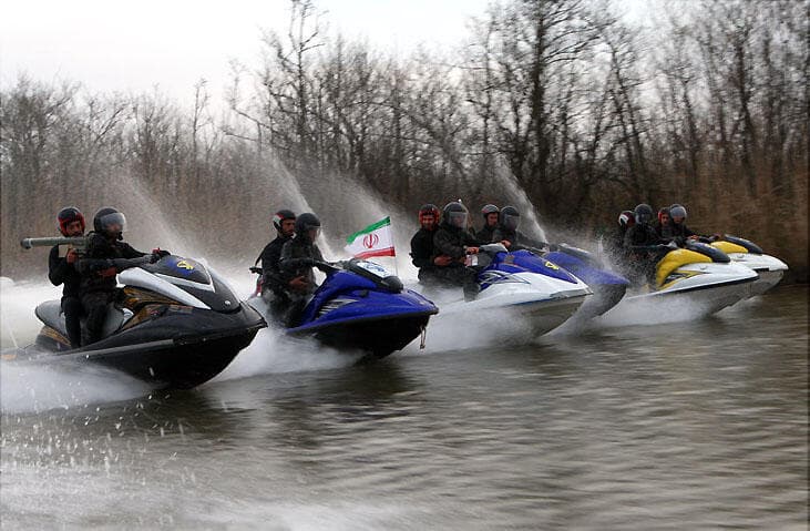 ארכיון 2015 תרגיל של הצי צי של משמרות המהפכה של איראן עם סירה מהירה סירות ב מצר הורמוז המפרץ הפרסי
