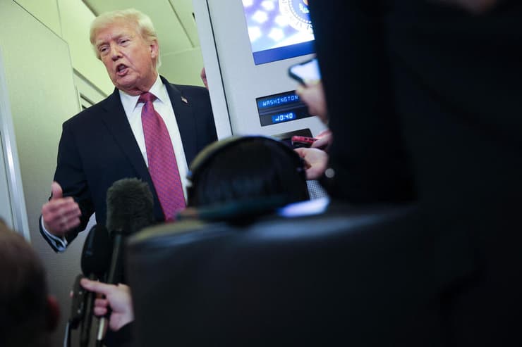 טראמפ ב"אייר פורס וואן" בשיחה עם כתבים