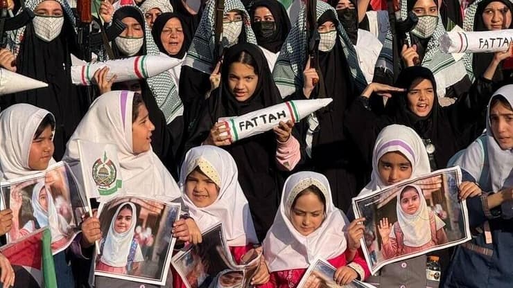 נשים איראניות בכינוס סולדריות למען מוג'תבא חמינאי