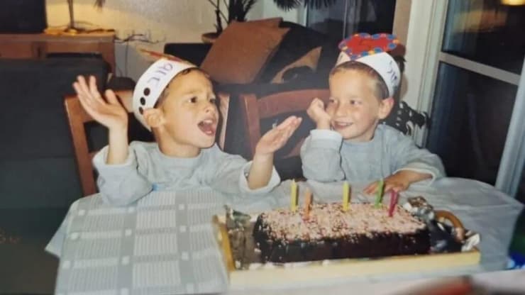 לירון שניר ז"ל עם אחיו התאום אלון