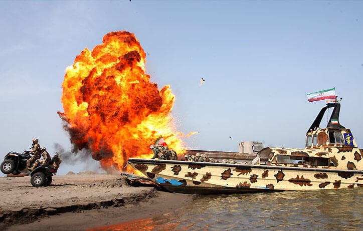 ארכיון 2015 תרגיל של הצי צי של משמרות המהפכה של איראן עם סירה מהירה סירות ב מצר הורמוז המפרץ הפרסי