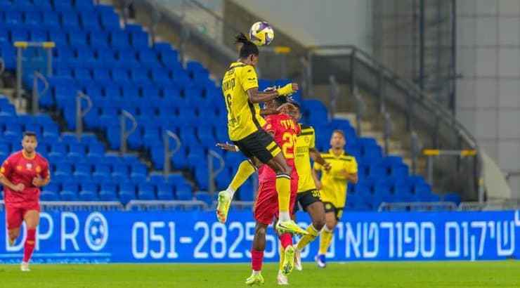 בקארי קונאטה מרחיק