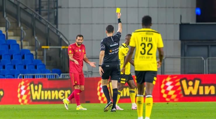 יואב מזרחי מוציא כרטיס צהוב לאבישי כהן