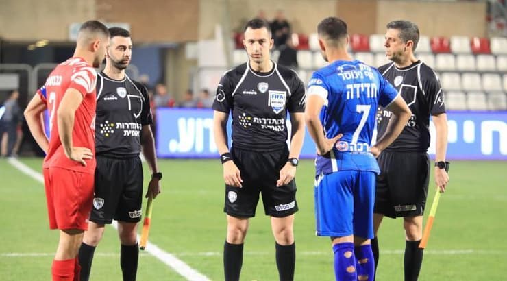 גיא חדידה ומארון גנטוס במעמד הטלת המטבע