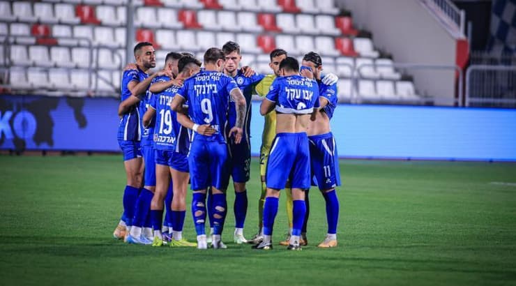 שחקני עירוני טבריה מתכוננים לשריקת הפתיחה