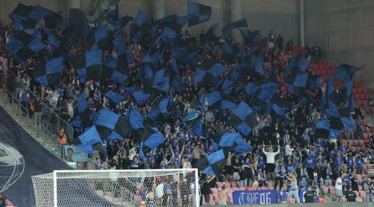 הקהל של הפועל פתח תקווה צבע את היציע בכחול