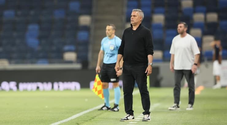 חיים סילבס. לא מרוצה מאיך שהקבוצה שלו נראית