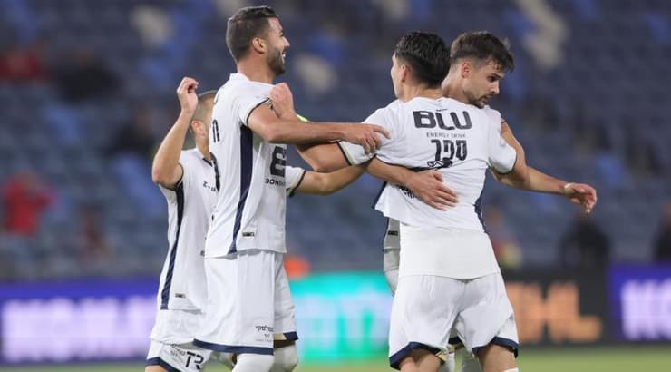 שחקני בני ריינה מחבקים את אנטוניו ספר