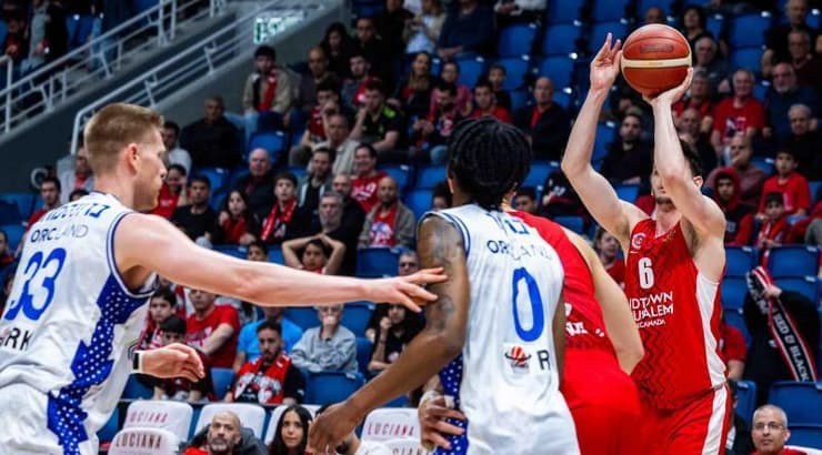 רועי פריצקי זורק