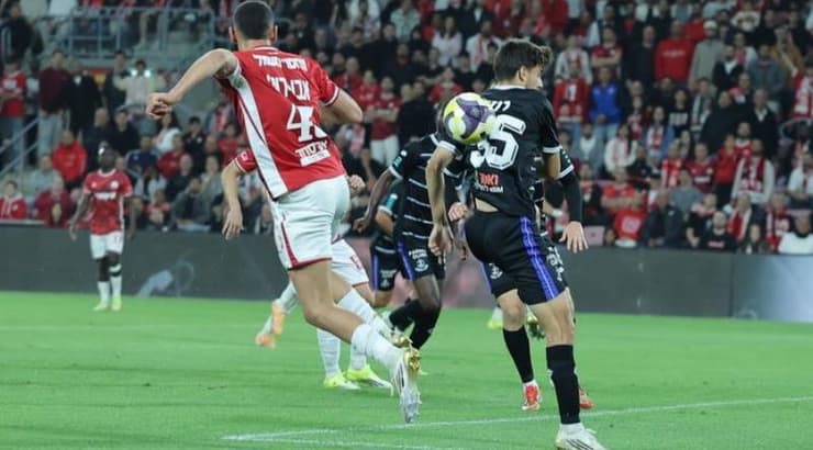 הנגיחה של מוחמד אבו רומי פוגעת בידו של שחר רוזן