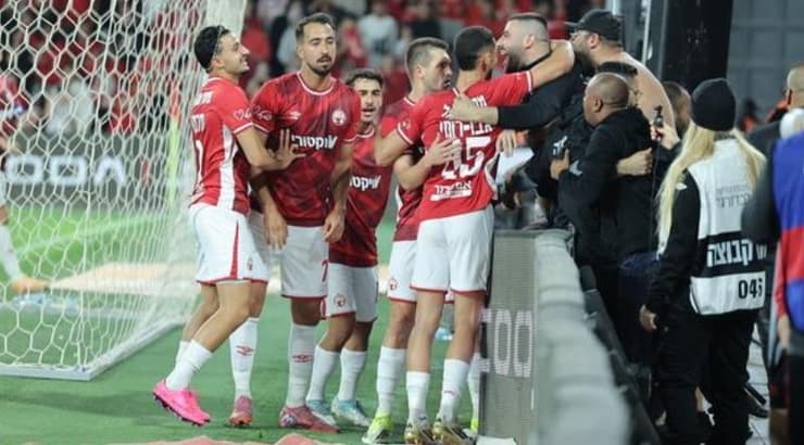 שחקני הפועל באר שבע חוגגים את היתרון עם הקהל