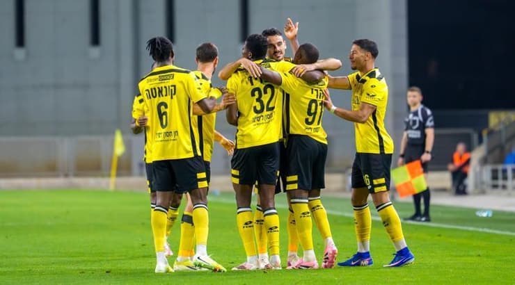 שחקני מכבי נתניה חוגגים