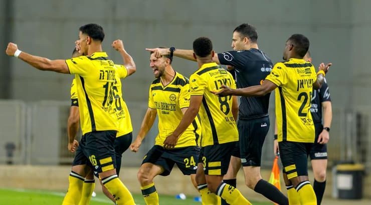 שחקני מכבי נתניה חוגגים אחרי אישור השער