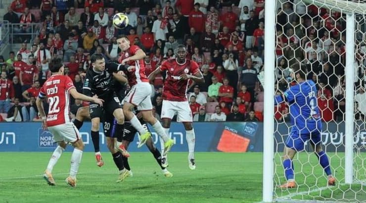 איגור זלאטנוביץ' נוגח לעבר הלדר לופס