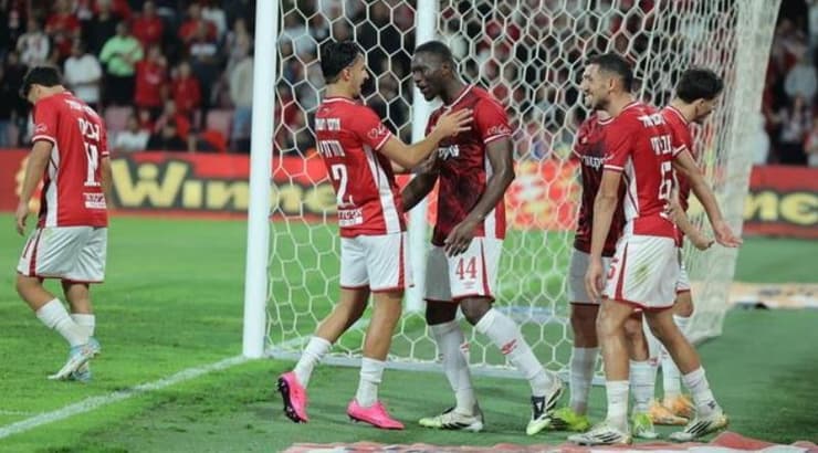 שחקני הפועל באר שבע חוגגים עם ג'יבריל דיופ רגע לפני שהגול שלו נפסל