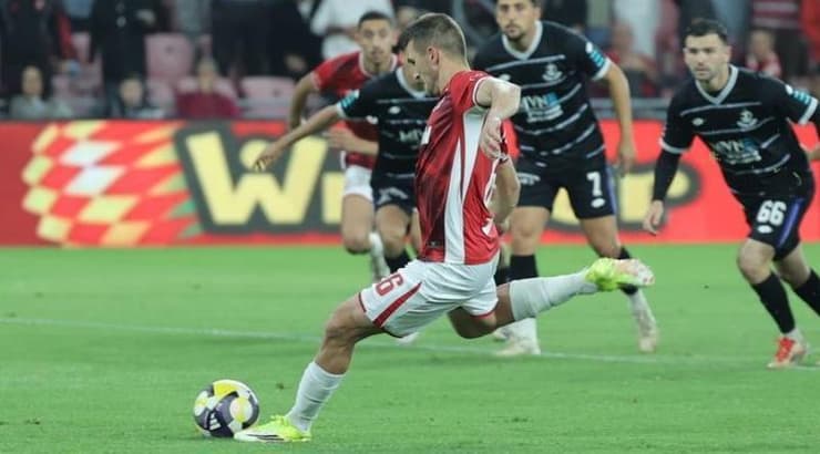 איגור זלאטנוביץ' בועט את הפנדל