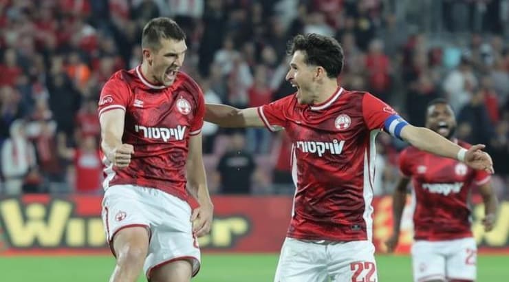 הלדר לופס ואיגור זלאטנוביץ'. שני הכובשים חוגגים