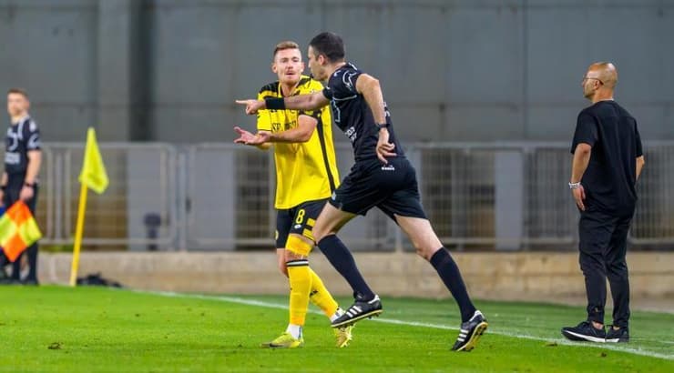 יובל שדה מוחה בפני השופט