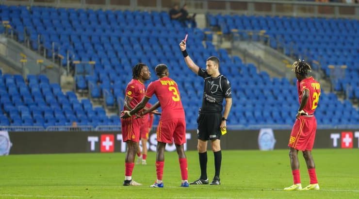 יואב מזרחי שולף כרטיס אדום