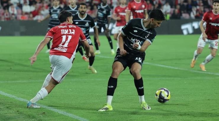 אמיר גנאח משחיל בין רגליו של יונתן כהן