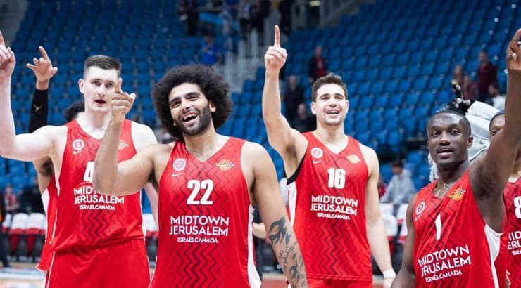 שחקני הפועל ירושלים חוגגים