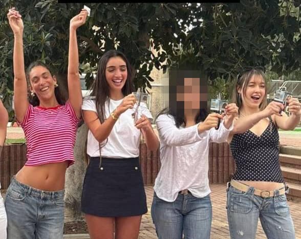 החיילות בשחרור (צילום: על פי סעיף 27 א' חוק זכויות יוצרים) חיילות נשפטו על לבוש לא הולם