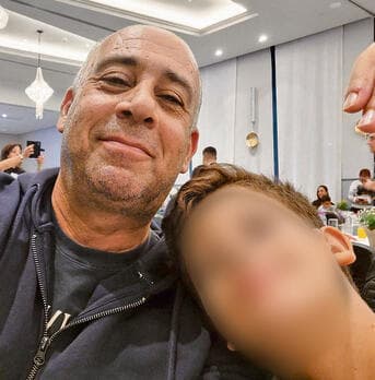 בודג והבן. "אני נופל בין הכיסאות"