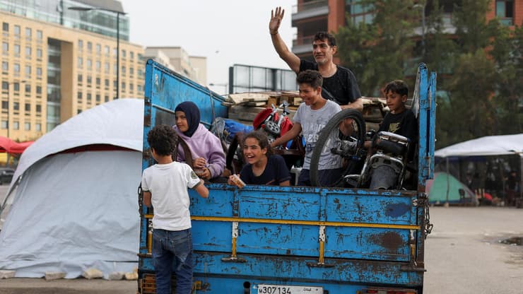 משפחות חוזרות לפרברים הדרומיים של ביירות אחרי ההכרזה על הפסקת האש 