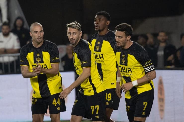 שחקני בית"ר ירושלים חוגגים עם ירדן שועה