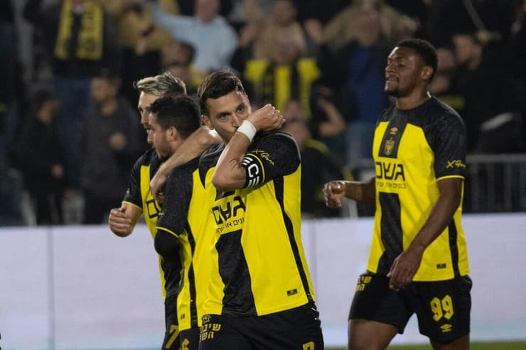 שחקני בית"ר ירושלים חוגגים עם ירדן שועה