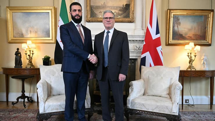 ארכיון 31.3 נשיא סוריה אחמד א שרע עם ראש ממשלת בריטניה קיר סטרמר ב לונדון