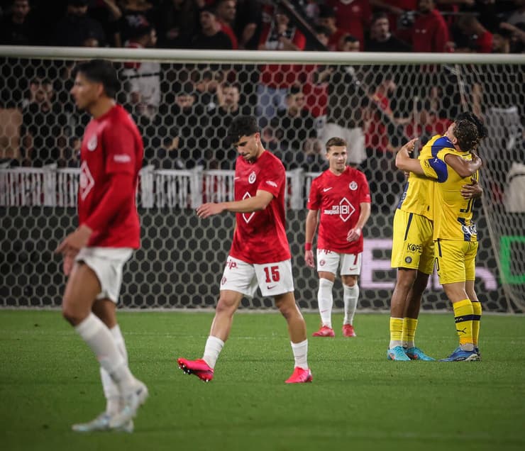 שחקני מכבי ת"א חוגגים שחקני הפועל מאוכזבים