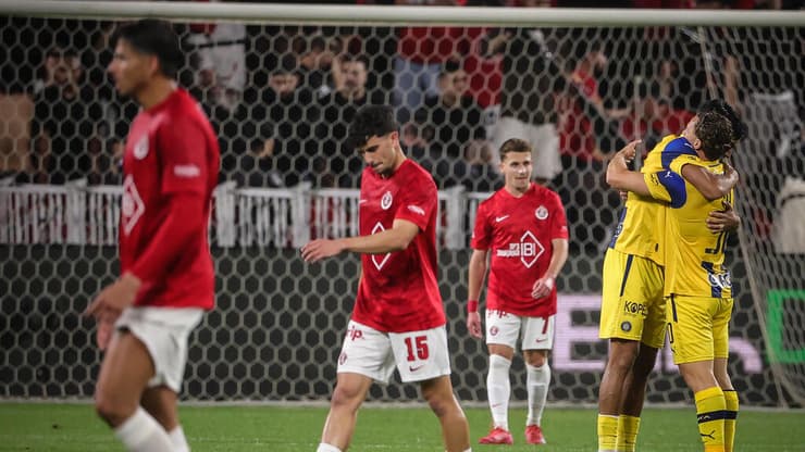 שחקני מכבי ת"א חוגגים שחקני הפועל מאוכזבים