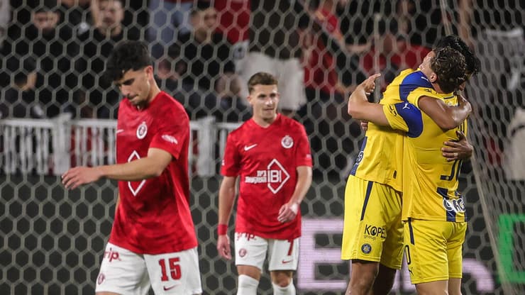 שחקני מכבי ת"א חוגגים שחקני הפועל מאוכזבים