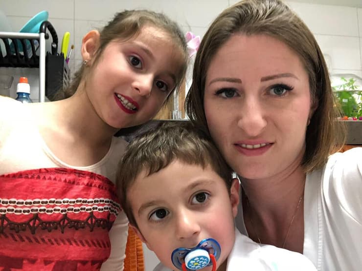 יוליה ווקסר דאונוב ז"ל עם ילדיה לירון ושיראל דאונוב. צילום: אלבום פרטי