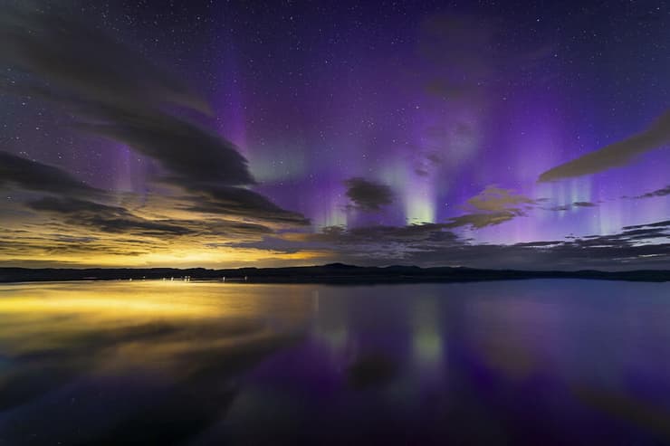 זוהר הקוטב הפוני באיסלנד