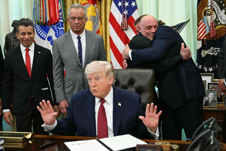 ג'ו רוגן מתחבק עם מנכ"ל Americans for Ibogaine לאחר חתימת הצו הנשיאותי בבית הלבן, 18 באפריל 2026