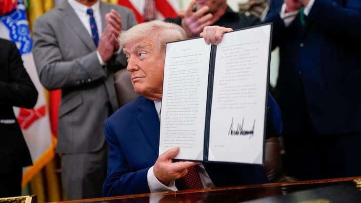 טראמפ לאחר החתימה על הצו. מומחים מזהירים משלל סיכונים (צילום: REUTERS / Nathan Howard) נשיא ארה"ב דונלד טראמפ חתם על צו להאצת אישורי FDA לטיפולים פסיכדליים