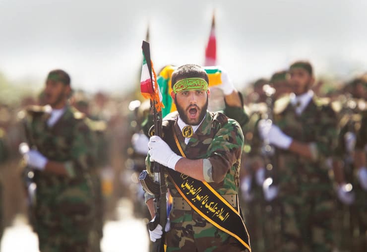 חבר בסיג' במצעד השנתי לציון מלחמת איראן־עיראק