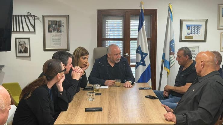 ישיבת הסיעה של ישראל ביתנו במטולה אביגדור ליברמן יחד עם דוד אזולאי