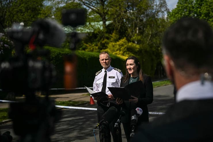 מפקדי המשטרה בהצהרה ליד בית הכנסת