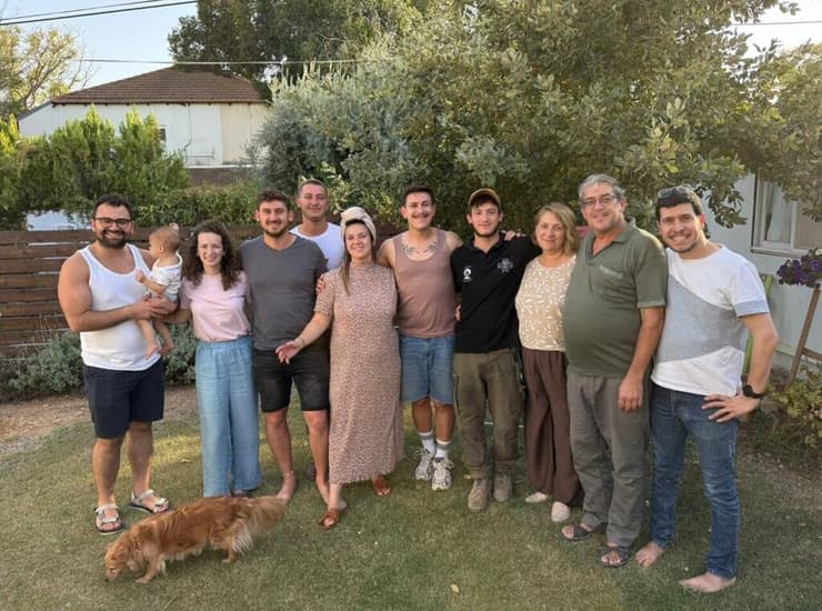 סמ"ר שריה אלבוים ז"ל בתמונה אחרונה עם משפחתו