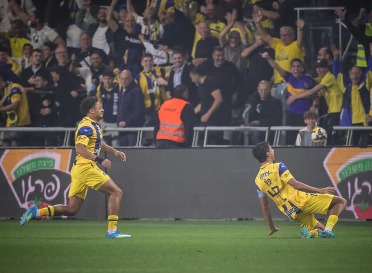 שחקן מכבי ת"א דור פרץ עם טייריס אסנטה