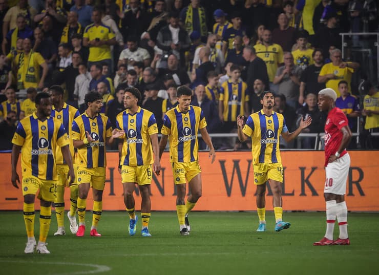 שחקני מכבי ת"א חוגגים