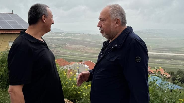 ליברמן יחד עם ראש מועצת מטולה. "חברי הממשלה שותקים כמו דגים, הקואליציה - חבורה של נמושות" אביגדור ליברמן יחד עם דוד אזולאי