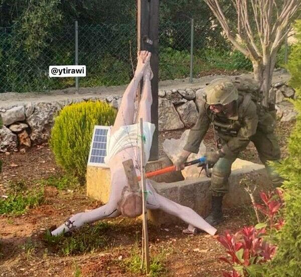 חייל צה"ל מרסק ראש של דמותו של ישו