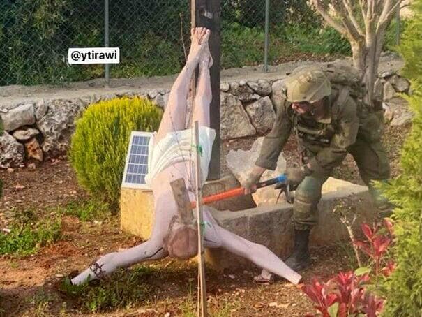 חייל צה"ל מרסק ראש של דמותו של ישו