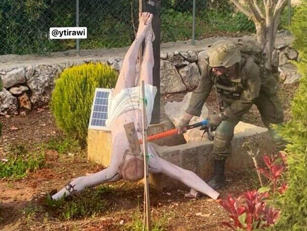 חייל צה"ל מרסק ראש של דמותו של ישו